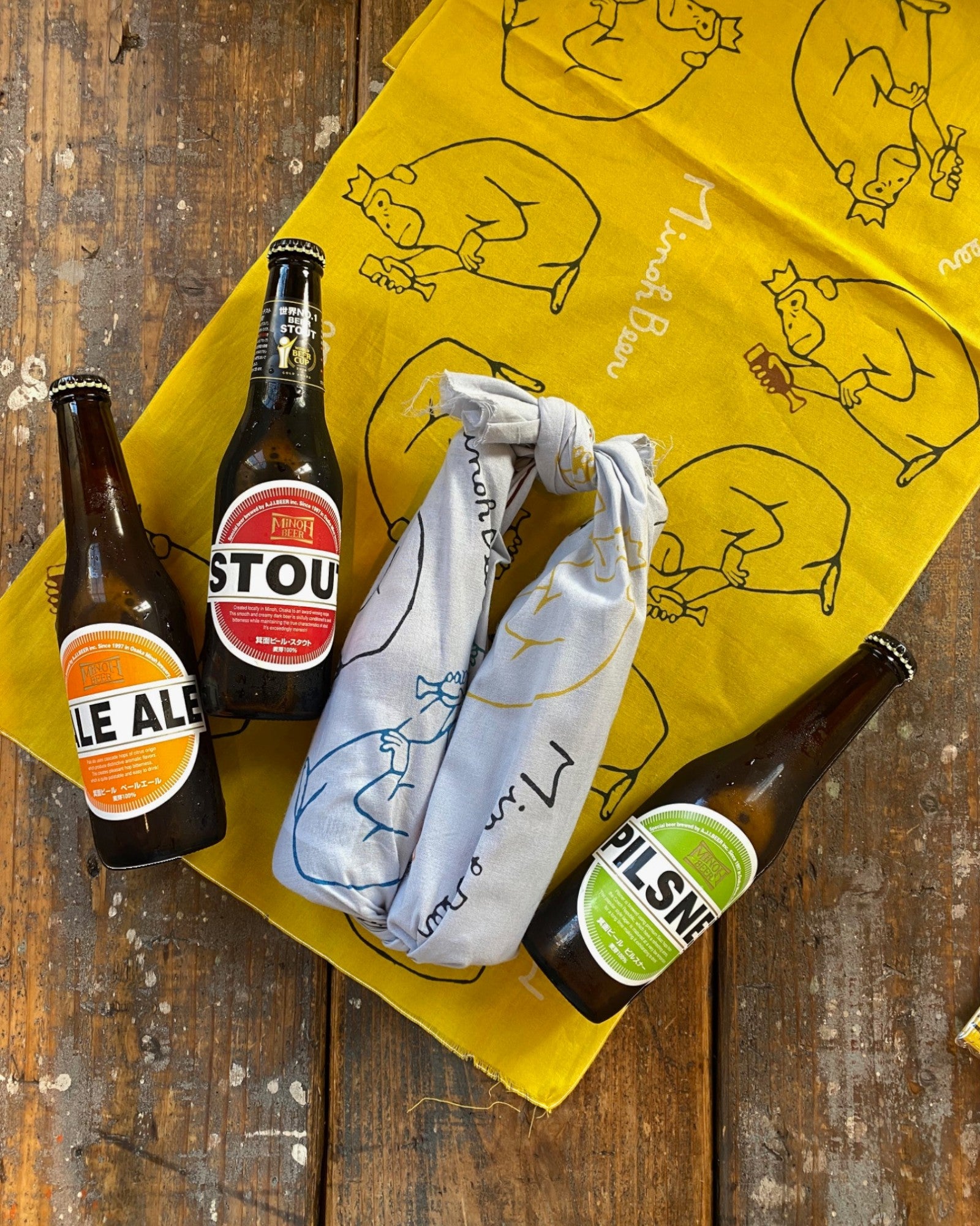 ＜にじゆら×箕面ビール＞ コラボ手ぬぐい おさるでカンパイ